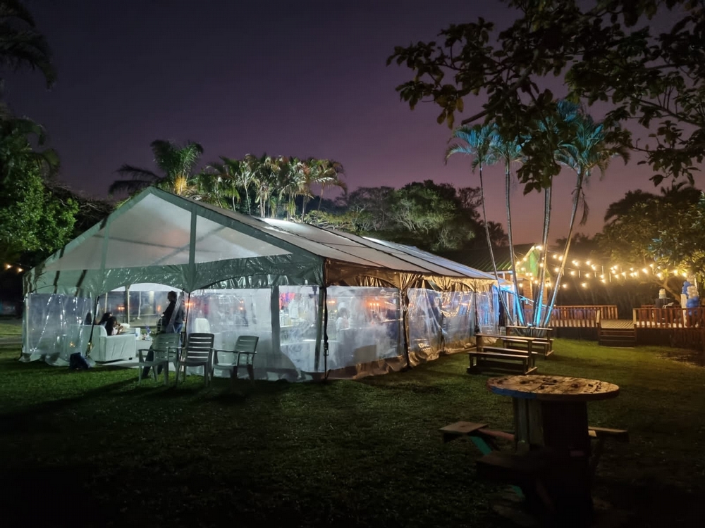 Umtentweni Caravan Park: DA VENUE AT NIGHT
